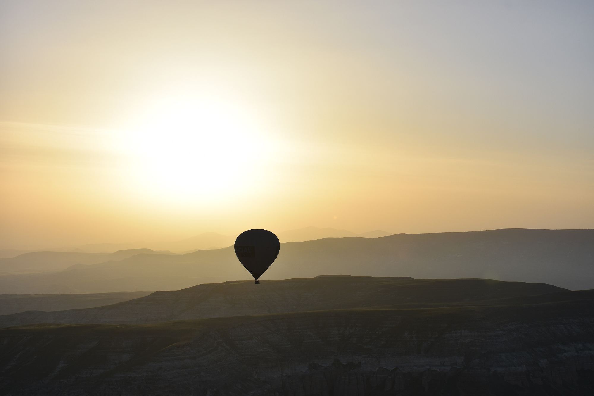 Kapadokya'da gün doğumunda sıcak hava balonu